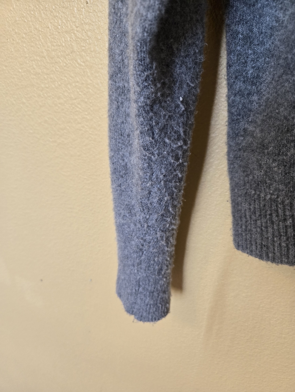 Collared V-neck Sweater - Picture 6 of 6